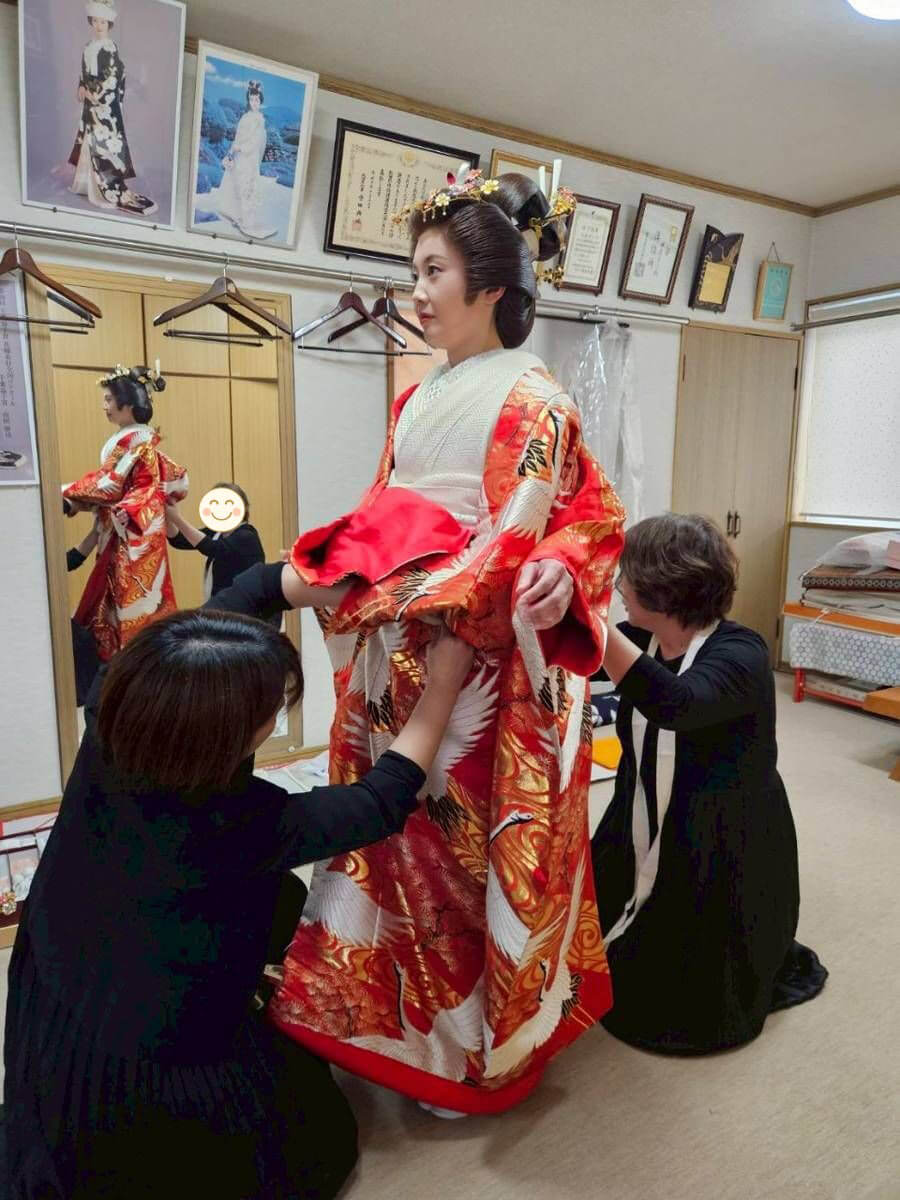 鮮やかな赤色に真っ白な鶴が舞う打掛