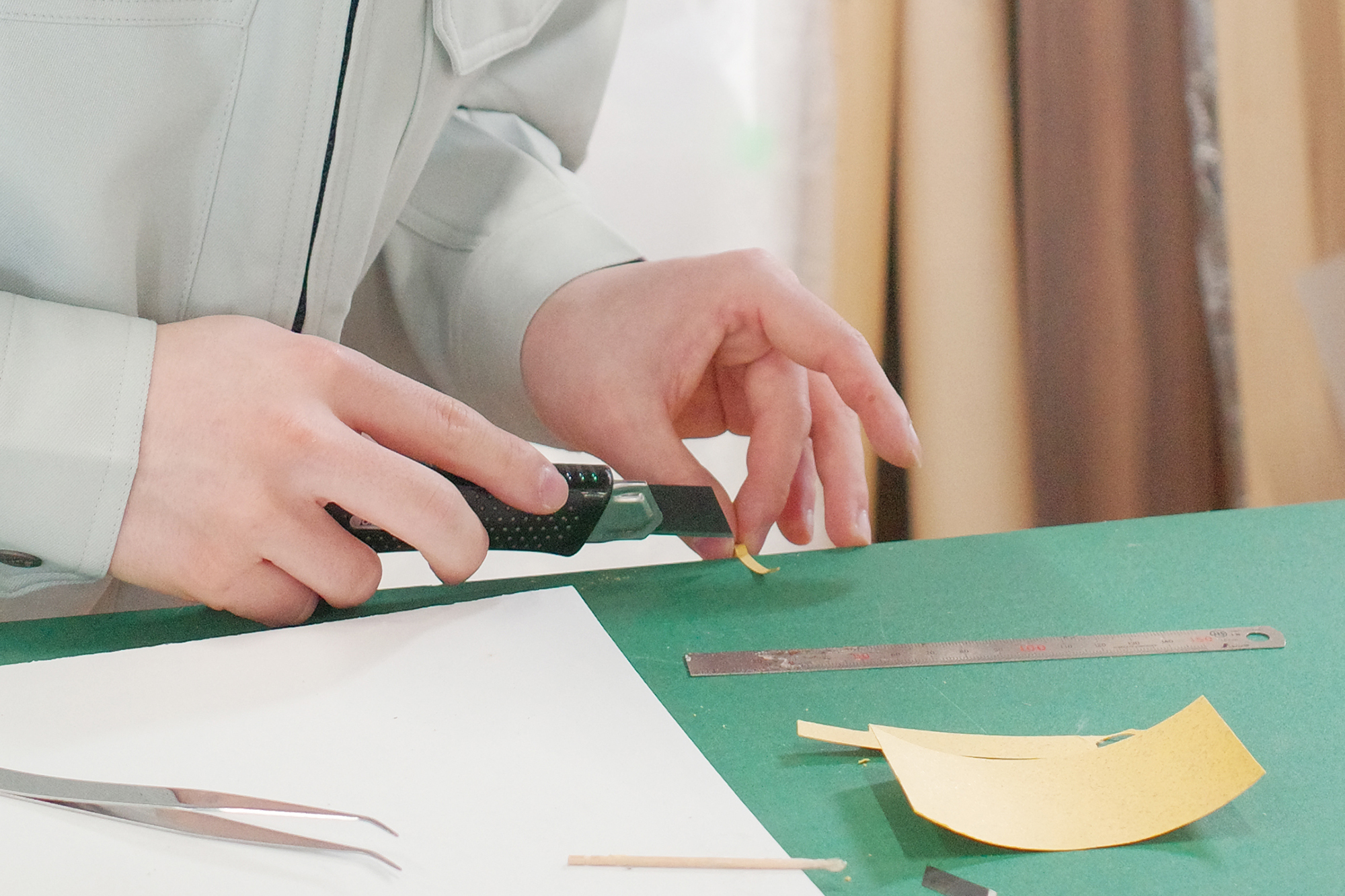 一つ一つ手で切って、貼っていく大変な作業