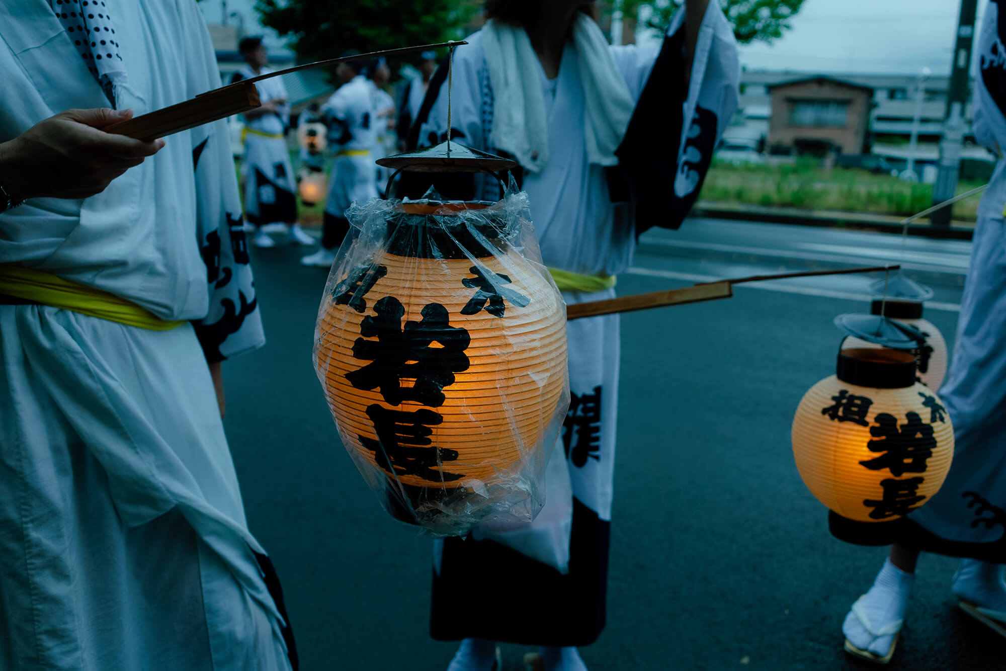 だいぶ日も落ちてきて、お祭りムードが増してきました。