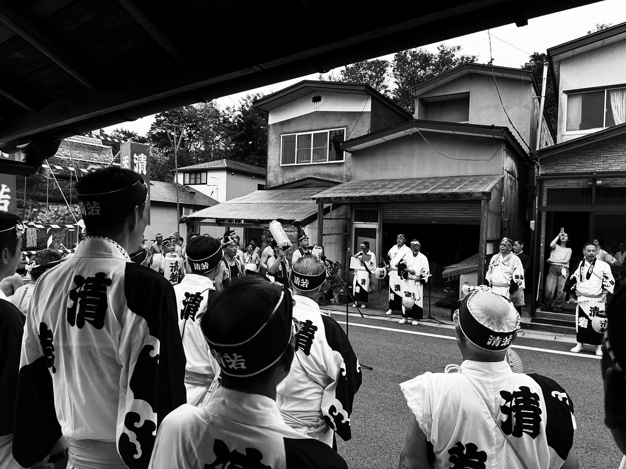 記念撮影と出発式を終え、十人頭会長の掛け声とともに出発。