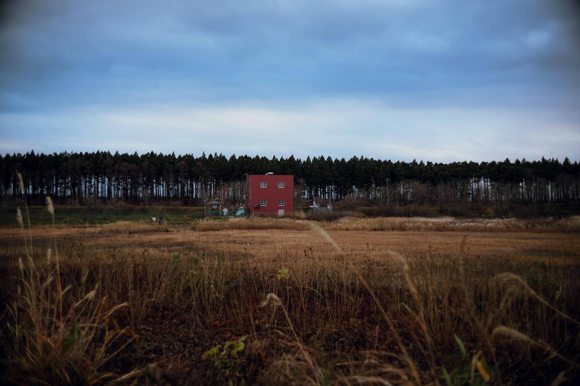 草原にポツンとたたずむ、謎の赤い建屋