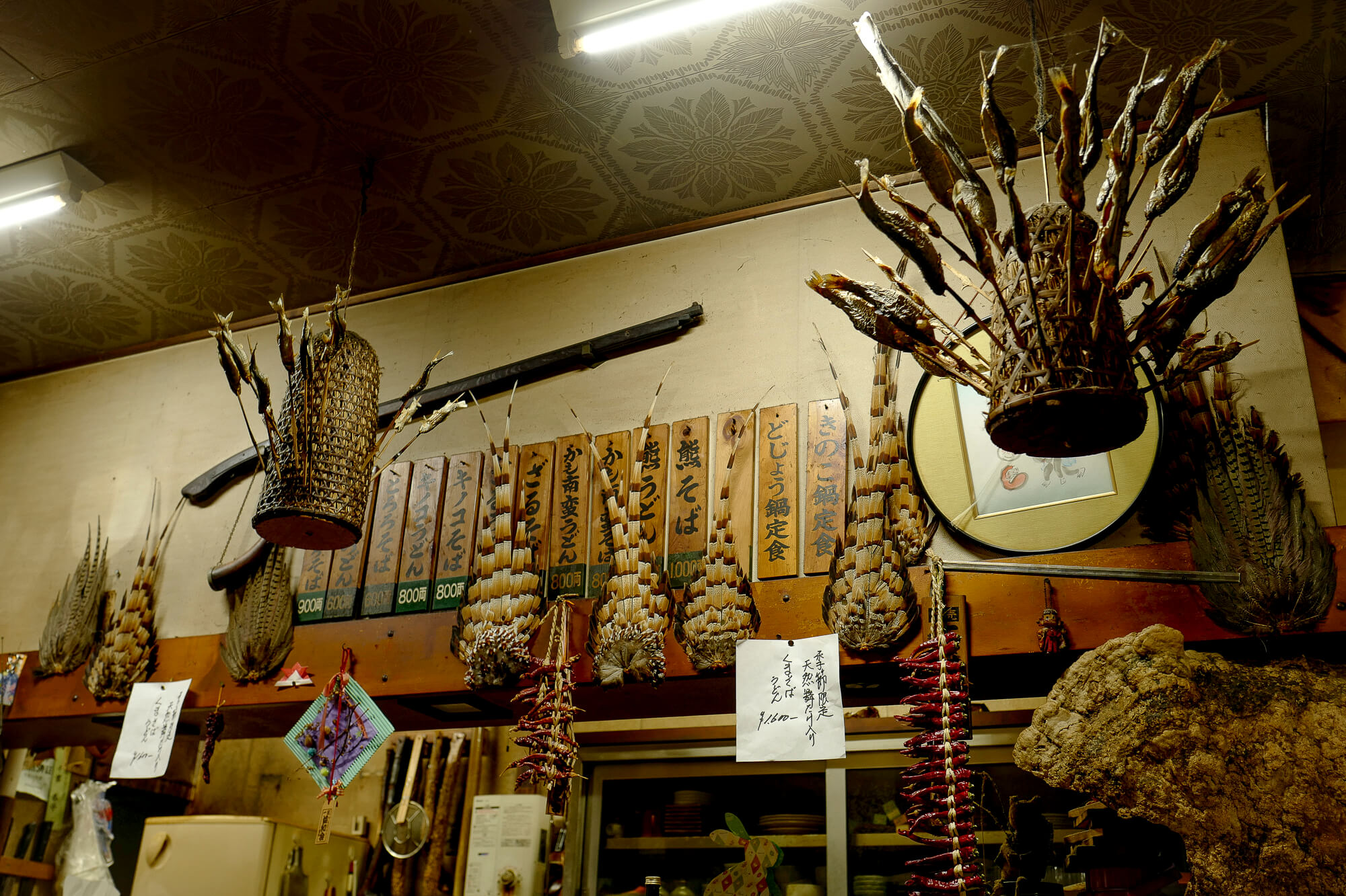 キジの尾羽根や、川魚の干物？のオブジェ？？