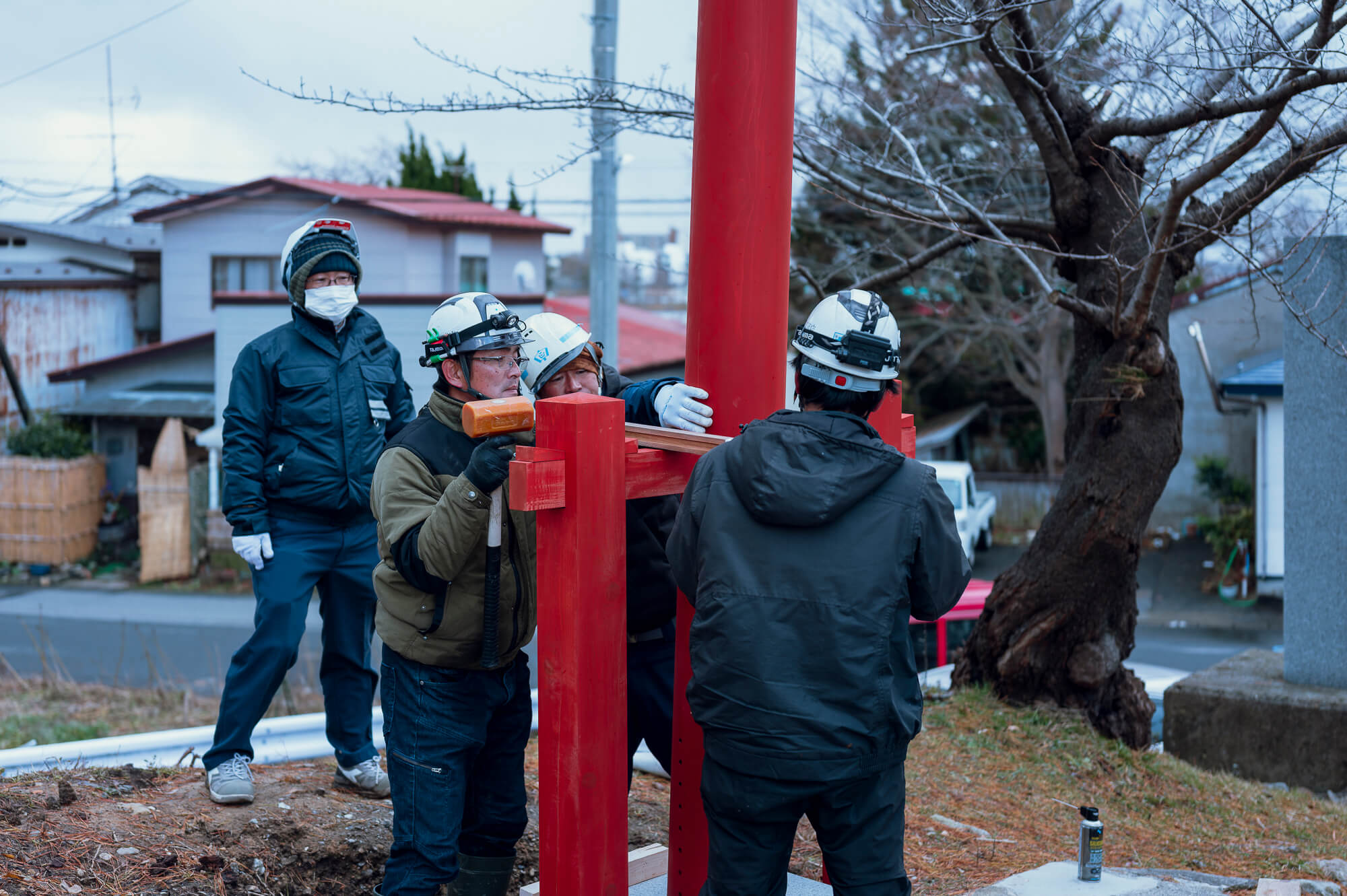 控え柱に楔を打ち込んで、ぐらつかないように固定。