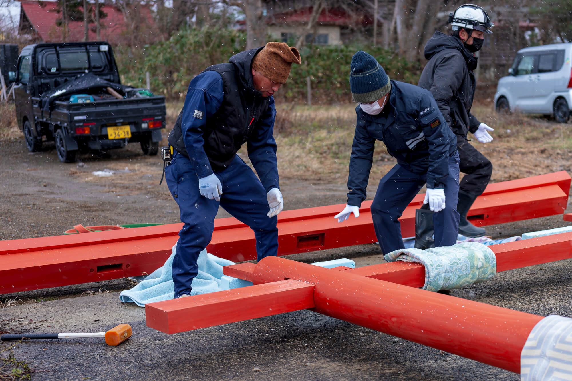 市内の宮大工さんにも手伝っていただき、黙々と作業が進められます