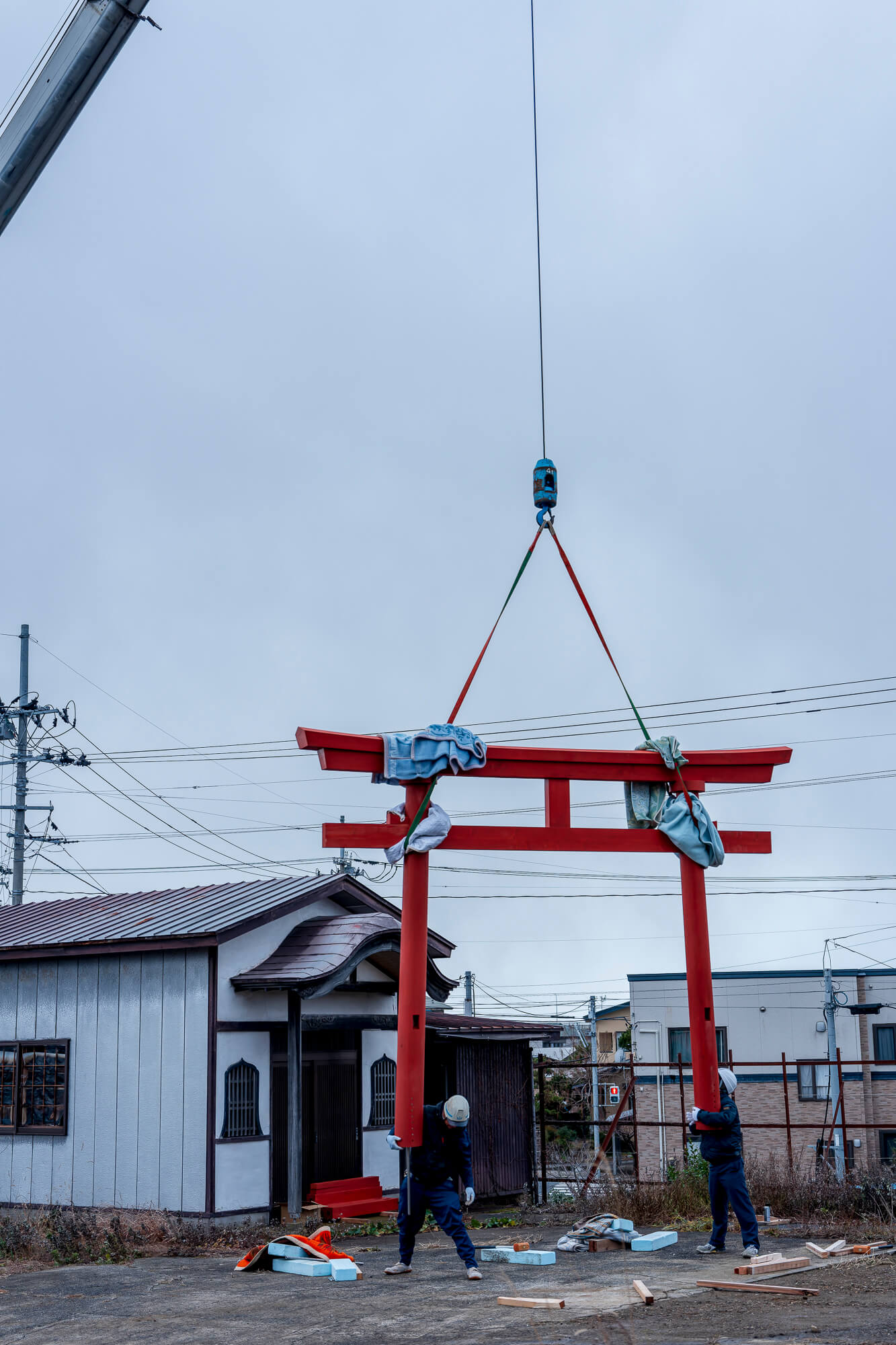 組み上がった鳥居をクレーンで持ち上げて、いよいよ設置場所に移動します。